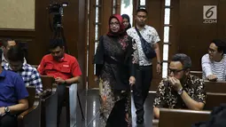 Terdakwa dugaan suap kesepakatan kontrak kerja sama pembangunan PLTU Riau-1, Eni Maulani Saragih bersiap menjalani sidang lanjutan di Pengadilan Tipikor, Jakarta, Selasa (22/1). Eni menjalani pemeriksaan terdakwa. (Liputan6.com/Helmi Fithriansyah)