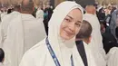 Bersama orangtuanya, Enzy Storia berkesempatan umrah saat Ramadan yang menjadi doanya tujuh tahun lalu. Berfoto di depan Ka’bah, Enzy pun tampak mengenakan khimar putih. [@enzystoria]