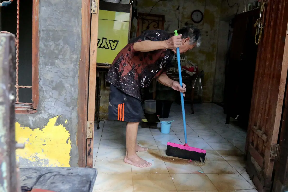 Banjir Surut, Seperti Ini Aktivitas Warga Jatinegara