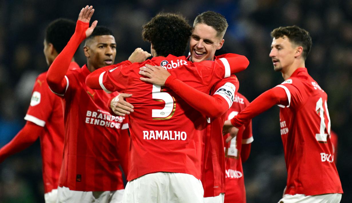 PSV Eindhoven menjadi klub dengan kebobolan paling minim di liga-liga top Eropa musim 2023/2204. Hingga pekan ke-19 Eredivisie 2023/2024, PSV baru kebobolan sebanyak 8 gol dengan memasukkan total 62 gol dari 19 laga. PSV juga menjadi satu-satunya klub di Eredivisie musim ini yang belum terkalahkan dan sementara memuncaki klasemen dengan raihan 55 poin hasil dari 18 kali menang dan sekali imbang. (AFP/ANP/Olaf Kraak)