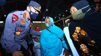Kapolri Jenderal Listyo Sigit Prabowo saat meninjau vaksinasi lansia di Riau. (Liputan6.com/M Syukur)