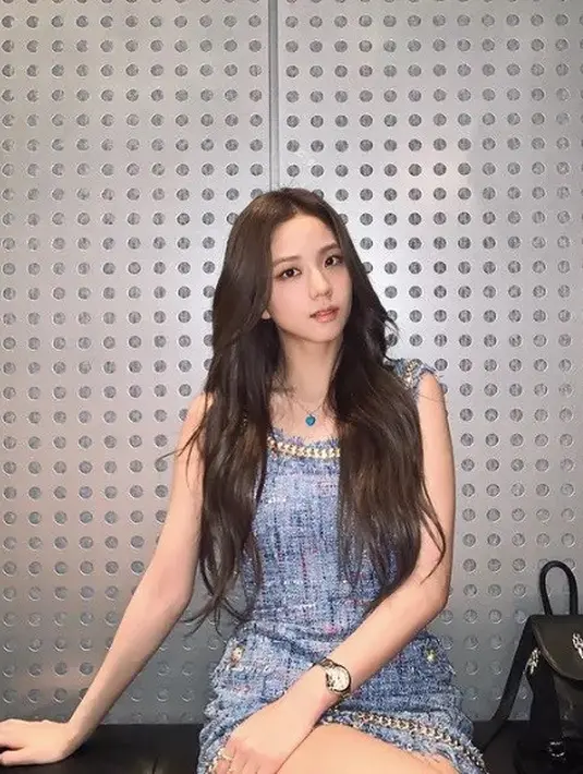 Jisoo BLACKPINK juga gemar dengan tweed. Selain cetakan ini ikonis, desain busana dengan tweed juga elegan, kasual, dan membuat tubuh terlihat lebih ramping. Foto: Instagram.