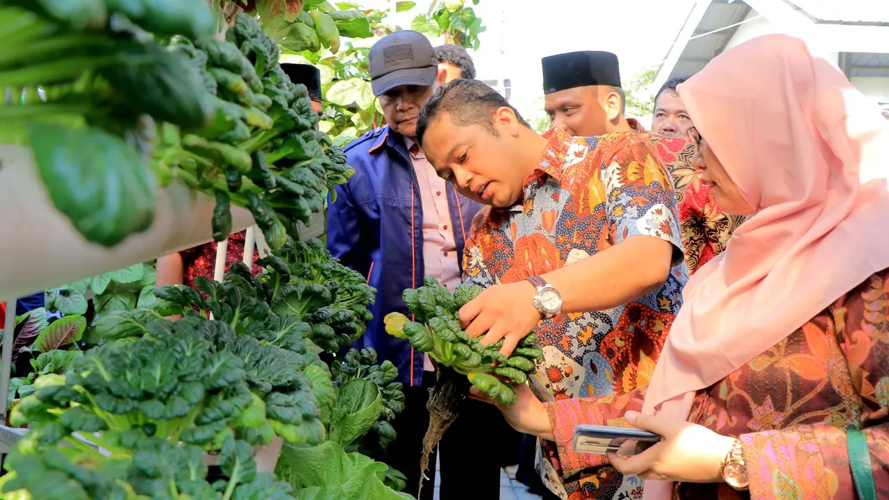 Wali Kota Arief R Wismansyah, dalam kunjungannya di Perumahan Pondok Arum RT. 06 RW. 03 Kelurahan Nambo Jaya, Kecamatan Karawaci,