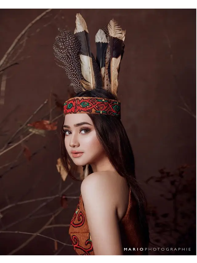 6 Potret Seleb Tanah Air Pakai Baju Adat