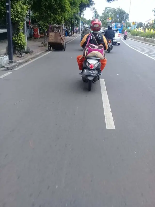 [Bintang] Bukan Drama, Driver Ojek Online Ini Kerja Sambil Gendong Anak