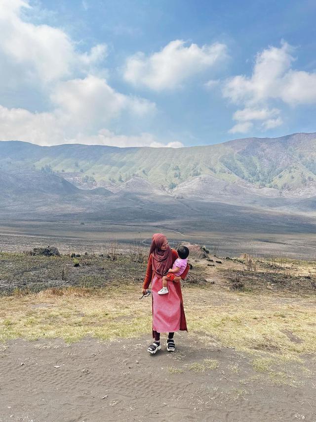 7 Potret Ria Ricis Ajak Moana ke Gunung Bromo, Jajal Berkuda Bersama