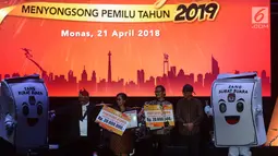 Para pemenang dalam Pagelaran Seni Budaya Menyongsong Pemilu 2019 berpose dengan Maskot Pemilu 2019 bernama Sang Sura di lapangan Monas, Jakarta, Sabtu (21/4). (Merdeka.com/Imam Buhori)
