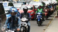Pengendara ojek online melintas di Jalan Raya Pasar Minggu, Jakarta, Jumat (18/12/2015). Setelah sempat dilarang pengoperasiannya oleh Kementerian Perhubungan, kini ojek online diperbolehkan beroperasi kembali. (Liputan6.com/Helmi Fithriansyah)
