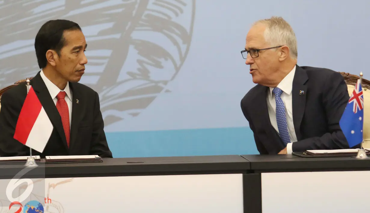 Presiden Jokowi berbincang dengan PM Australia Malcom Turnbull disela-sela penandatanganan Jakarta Concord pada KTT Indian Ocean Rim Association (IORA) 2017 di Jakarta Convention Center, Jakarta, Selasa (7/3). (Liputan6.com/Angga Yuniar)