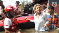 Artis Nikita Mirzani saat meninjau banjir di perumahan Ciledug Indah, Tangerang, Banten, Kamis (2/1/2020). Nikita menaiki perahu karet untuk melihat kondisi banjir di perumahan tersebut. (Liputan6.com/Angga Yuniar)