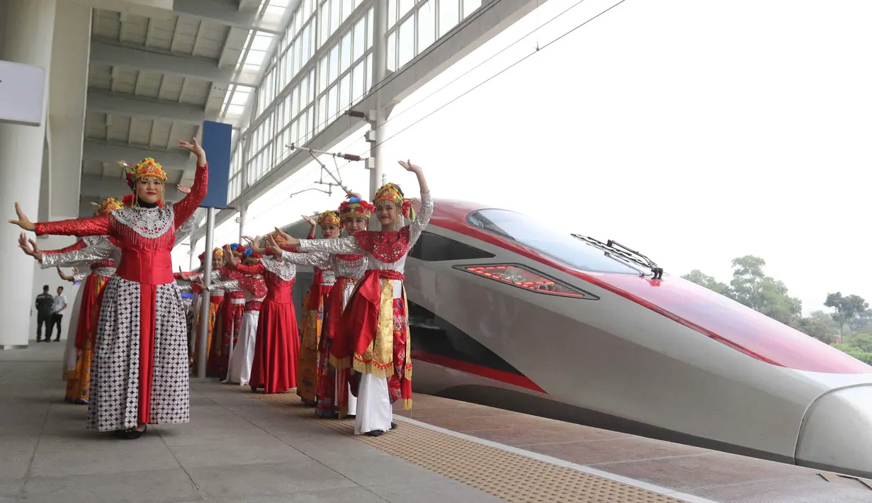 Penampilan seni ini sekaligus menjadi ajang untuk mengenalkan tarian Bajidor Kahot dan Kembang Selaras kepada masyarakat luas, khususnya pengguna kereta cepat Whoosh. (Liputan6.com/Herman Zakharia)
