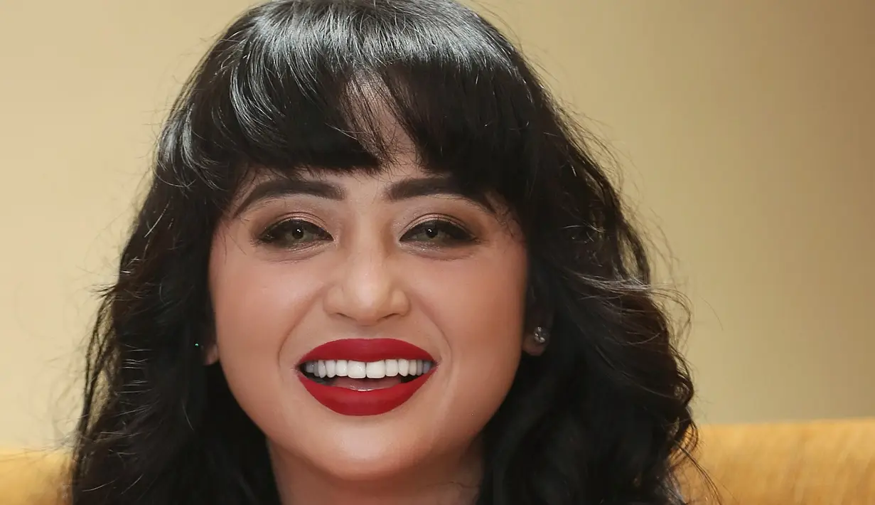 Di sela syuting serial Ada Si Manis di Jembatan, studio Persari, Jagakarsa, Jakarta Selatan, Jumat (20/10/2017), Dewi mengatakan bahawa ini sebuah kepercayaan yang diterimanya. Ia juga berharap dapat diterima di masyarakat. (Bambang E.Ros/Bintang.com)