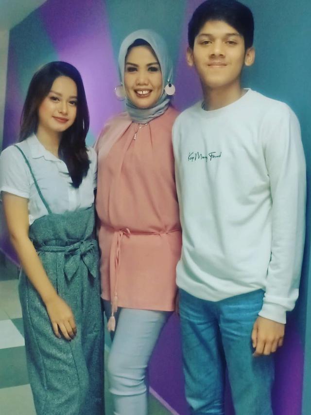 Bertengkar hingga Putuskan Adopsi Anak, Ini 6 Momen Kebersamaan Elly Sugigi dan Putri Kandungnya