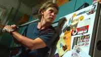 Film Caught Stealing di Vidio: Satu Kucing Peliharaan yang Bikin Hidup Mantan Atlet Kacau
