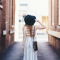 Ilustrasi perempuan yang menghadapi ke belakang | copyright unsplash.com/Henri Pham