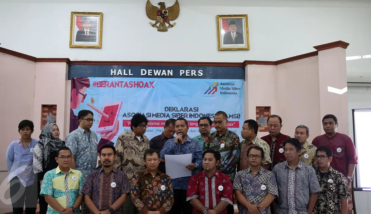 Ketua Presedium AMSI, Wenseslaus Manggut bersama Pengurus dan Anggota AMSI mendeklarasikan Resmi Asosiasi Media Siber Indonesia, Jakarta (18/4). Acara tersebut membahas "Profesionalisme media siber ditengah belantara Hoax". (Liputan6.com/Johan Tallo)