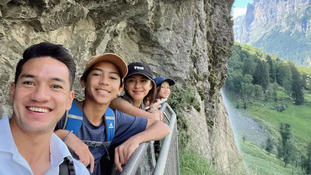 8 Momen Liburan Keluarga Andrew White dan Nana Mirdad di Swiss, Penuh Bahagia