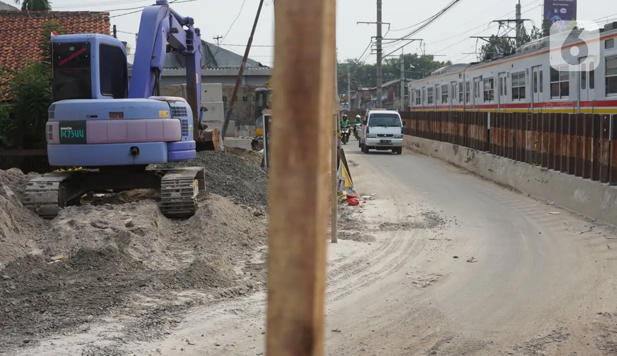Kendaraan melintasi proyek pembangunan jalan inspeksi di Jalan Kemuning, Pasar Minggu, Jakarta, Minggu (24/11/2019). Pemprov DKI membangun proyek jalan inspeksi untuk mengurai kemacetan di Jalan Raya Pasar Minggu serta di permukiman di sekitar perlintasan kereta api. (Liputan6.com/Immanuel Antonius)