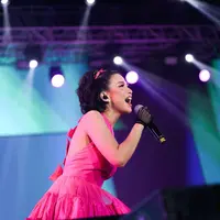 Chelsea Olivia merasa terharu kembali tampil bersama grup vokal Bukan Bintang Biasa (BBB). Perempuan dua orang anak itu mengaku terakhir tampil  bersama BBB saat sedang hamil anak keduanya, Dante. [Instagram/chelseaoliviaa]