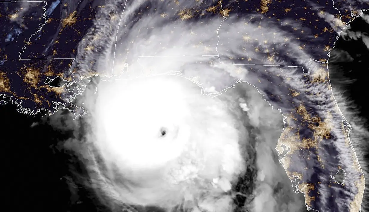 Gambar satelit NOAA menunjukkan Badai Michael mendekati daratan Amerika Serikat, Rabu (10/10). Badai Michael mencapai daratan sebagai badai Kategori 4 di dekat Mexico Beach, Florida dengan membawa kecepatan 250 km/jam. (LIZABETH MENZIES/NOAA/RAMMB/AFP)