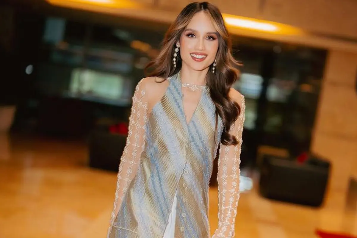 Gaya Cinta Laura Memadukan Busana Tradisional dengan Fashion Modern