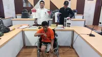 Tersangka pencurian ponsel bersama barang bukti yang disita Polresta Pekanbaru. (Liputan6.com/M Syukur)