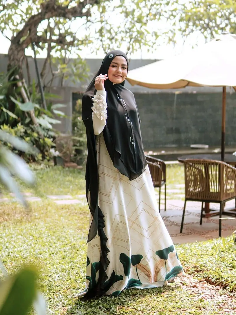 Potret Tika Eks T2 Kenakan Baju Gamis, Bisa Jadi Inspirasi. (Sumber: Instagram/tika_ramlan)