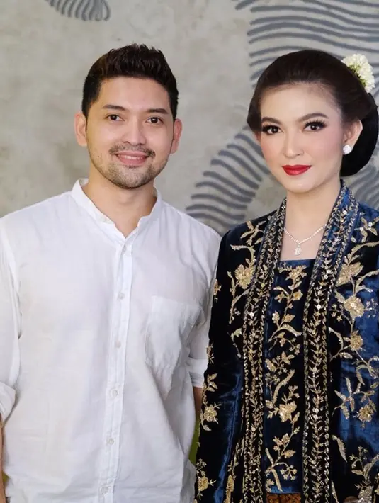 Selanjutnya saat acara ngunduh mantu, Selvi Ananda memakai makeup yang lebih bold. Blush on yang dipilih adalah pink merona. Begitu pula dengan lipstiknya berwarna merah bold. Penampilannya ini sangat cocok dengan kebaya beludru biru navy dengan detail bordir emas.(Liputan6.com/IG/@rama_jee)
