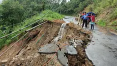 Orang-orang memeriksa area yang longsor setelah hujan deras di Distrik Dima Hasao, Assam, India, Senin (16/5/2022). Delapan orang tewas akibat banjir dan tanah longsor yang dipicu oleh hujan lebat di wilayah timur laut India. (Dima Hasao district administration via AP)
