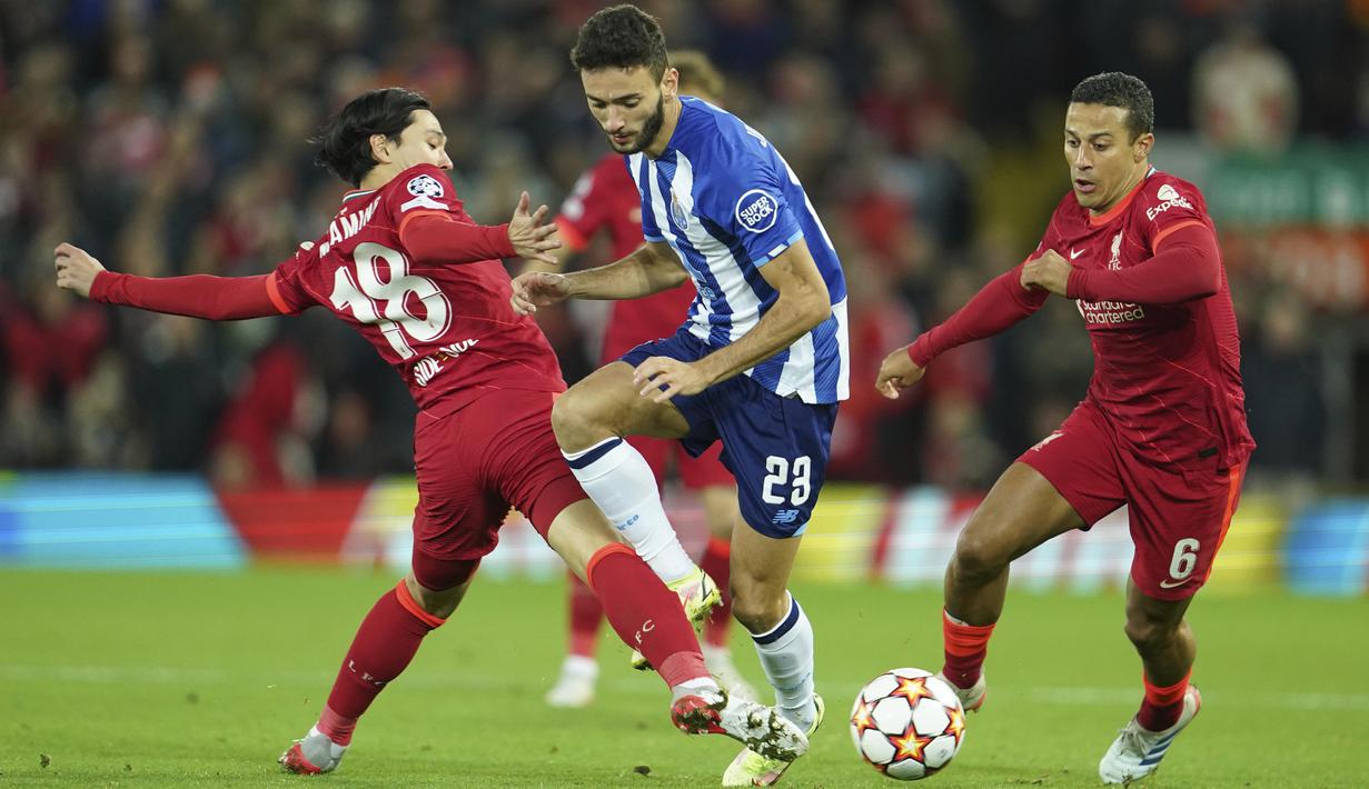 Liverpool yang sudah memastikan tiket lolos tetap tampil serius meladeni lawannya. Mereka berkali-kali menggempur jantung pertahanan FC Porto. (AP/Jon Super)