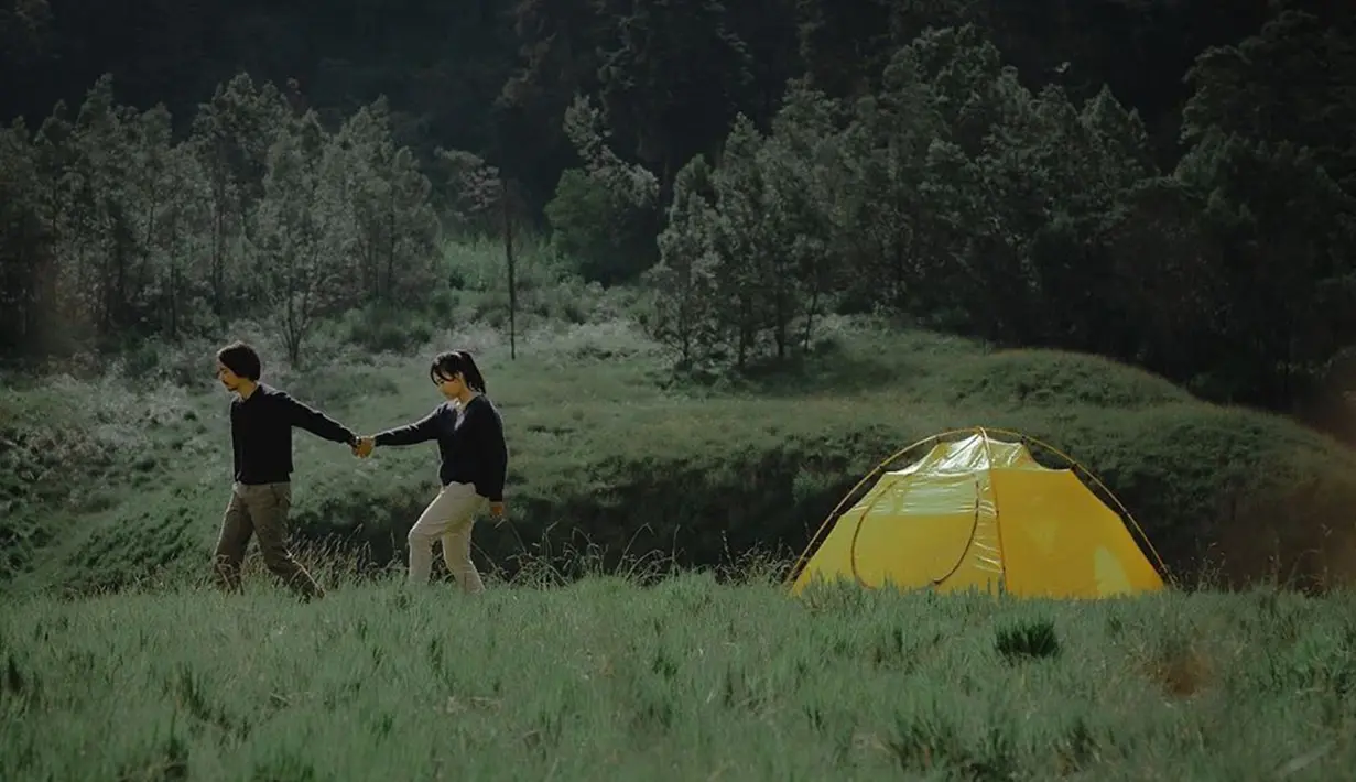 Kecintaanya pada alam juga terbukti dari foto preweddingnya. Bersama kekasihnya, pasangan yang menikah 14 Juli lalu ini melakukan foto prewed di Dieng. Telaga Warna hingga Padang Savana menjadi lokasi prewedding dua sejoli ini. (Liputan6.com/IG/@/aqianr)