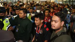 Witan Sulaeman bersama skuad Timnas Indonesia U-22 tiba di Terminal 3 Kedatangan Bandara Soekarno Hatta, Cengkareng, Kamis (18/5/2023) malam WIB dalam acara penyambutan Kontingen Indonesia setelah berhasil meraih medali emas cabor sepak bola SEA Games 2023. (Bola.com/Bagaskara Lazuardi)