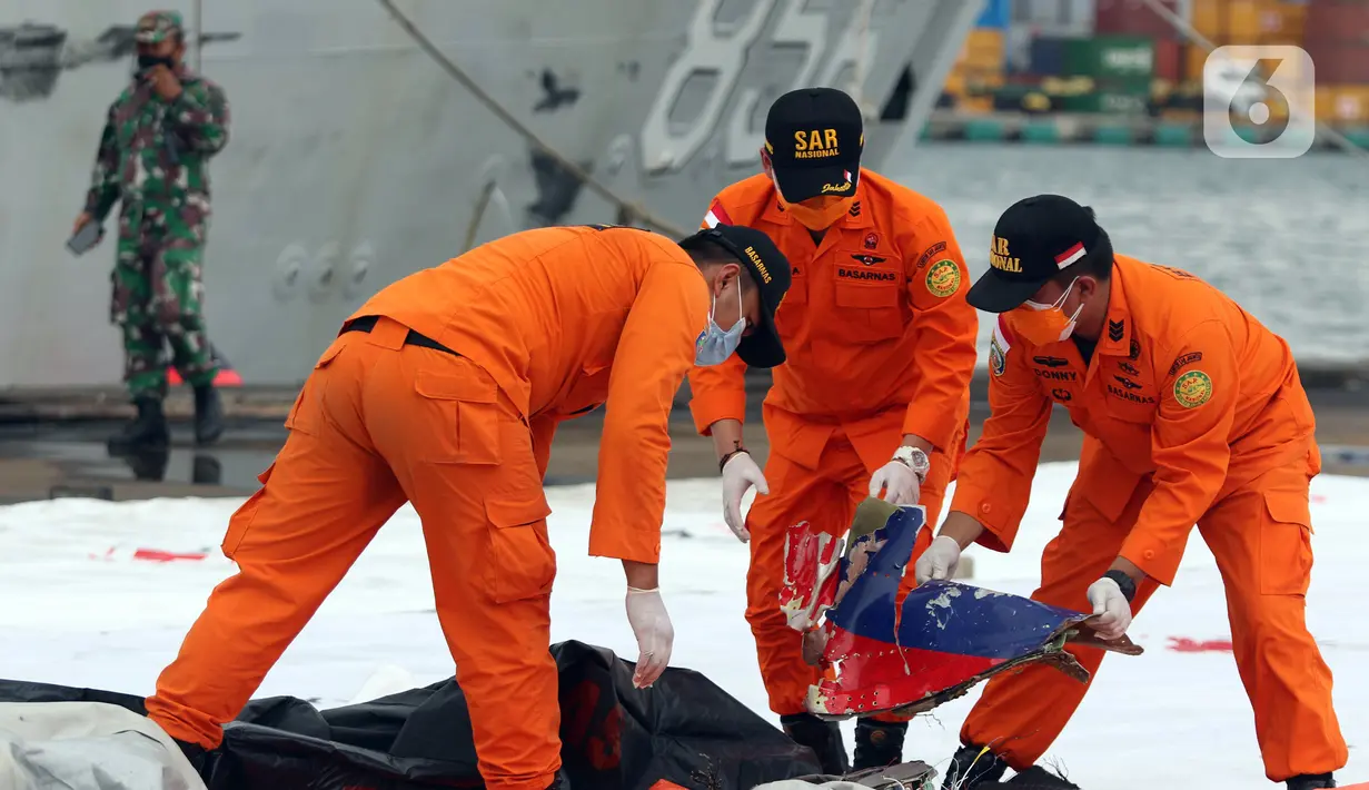 Serpihan pesawat Sriwijaya Air SJ 182 yang dibawa KRI Kurau ditunjukkan di Dermaga JICT 2, Jakarta, Minggu (10/1/2021). Tim SAR Kopaska TNI AL menyerahkan serpihan pesawat Sriwijaya Air SJ 182 yang berhasil dievakuasi ke Basarnas, Kepolisian, dan KNKT. (Liputan6.com/Helmi Fithriansyah)