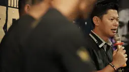 Promotor Mahkota Promotion, Raja Sapta Oktohari, memberikan keterangan saat jumpa pers di O2 Club, Jakarta, Jumat (23/2/2018). Mahkota Promotion akan menggelar Mahkota Boxing Series untuk mencari petinju professional. (Bola.com/M Iqbal Ichsan)