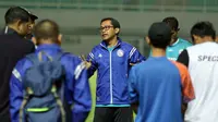 Pelatih Arema FC, Aji santoso memberikan arahan kepada pemain jelang Final Piala Presiden 2017 (Liputan6.com/Helmi Fithriansyah)