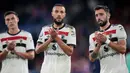 Pemain Manchester United, Manuel Ugarte, Noussair Mazraoui, dan Bruno Fernandes (kiri ke kanan) bertepuk tangan kepada para penggemar di akhir Liga Premier Inggris melawan Crystal Palace di Selhurst Park, London, Sabtu, 21 September 2023. (AP Photo/Kin Cheung)