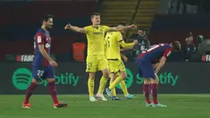Sebagai salah satu klub raksasa di Spanyol sekaligus Eropa, Barcelona dikenal sebagai klub superior dengan bergelimang trofi. Namun di balik superoritasnya, Barcelona juga pernah mengalami kekalahan memalukan dengan kebobolan 5 gol atau lebih. Berikut ini daftar 3 klub terakhir yang mampu kalahkan Barcelona dengan mencetak 5 gol atau lebih. (AFP/Lluis Gene)