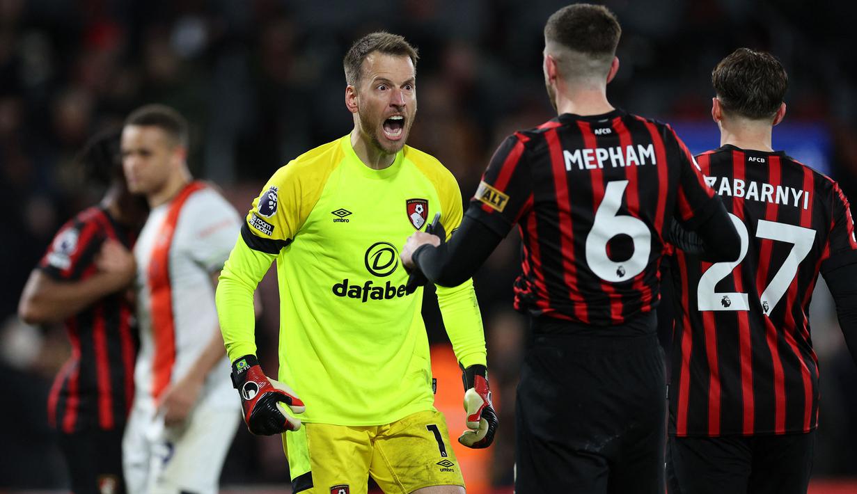 Tentu bukan hal yang mudah bagi sebuah tim untuk bangkit setelah tertinggal tiga gol dalam sebuah laga. Namun tiga tim Premier League berikut membuktikan tak ada yang mustahil dalam sepak bola. Ketiganya sukses melakukan comeback untuk membungkus kemenangan setelah sebelumnya ketinggalan tiga gol terlebih dahulu. Ini dia daftar ketiga tim hebat tersebut. (AFP/Adrian Dennis)