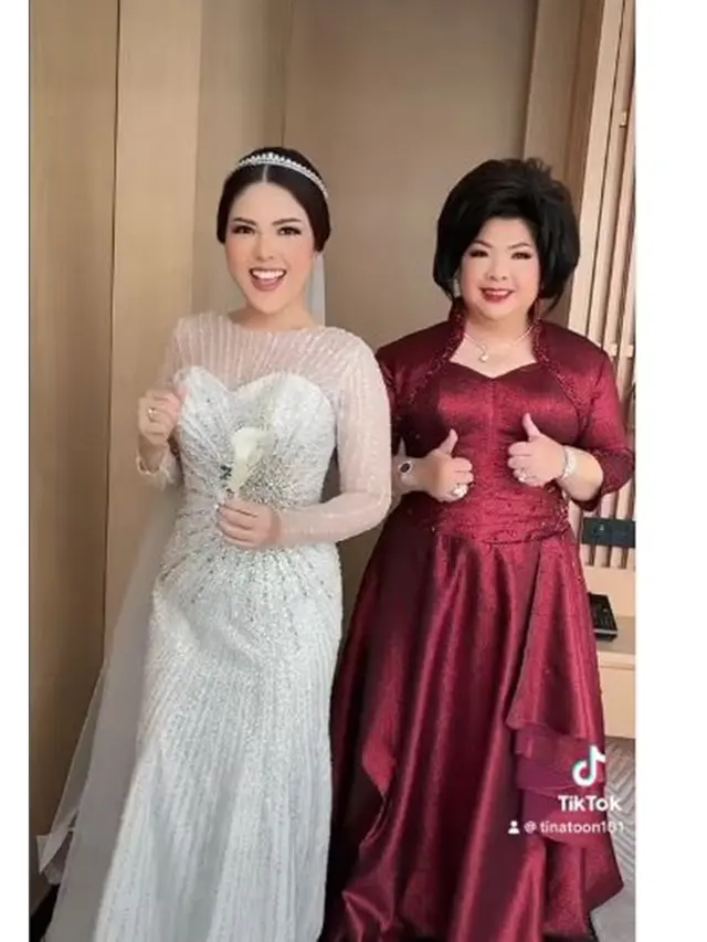 6 Potret Kedekatan Tina Toon dan Ibunda, Senang Diajak Joget TikTok Bareng