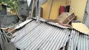 Kerusakan bangunan rumah akibat gempa di Lombok, NTB, Minggu (29/7). Data sementara BPBD Provinsi NTB mencatat, gempa bumi tektonik 6.4 SR itu mengakibatkan 10 orang meninggal dunia dan puluhan rumah rusak. (Indonesia's Disaster Mitigation Agency via AP)