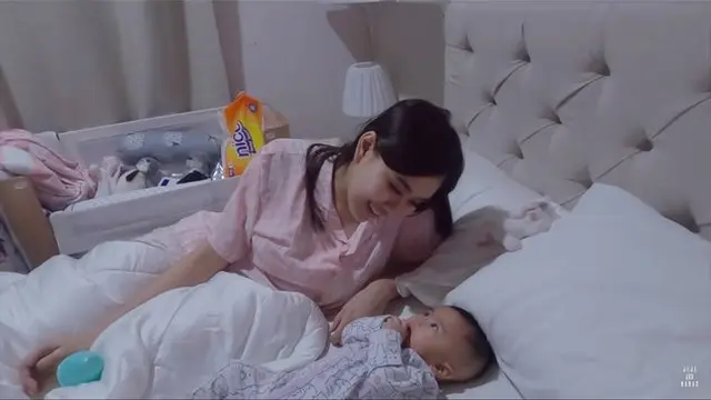 7 Momen Syahnaz Sadiqah Asuh Si Kembar saat Terbangun Tengah Malam