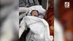 Fitri melahirkan di dalam mobil polisi dengan peralatan seadanya.