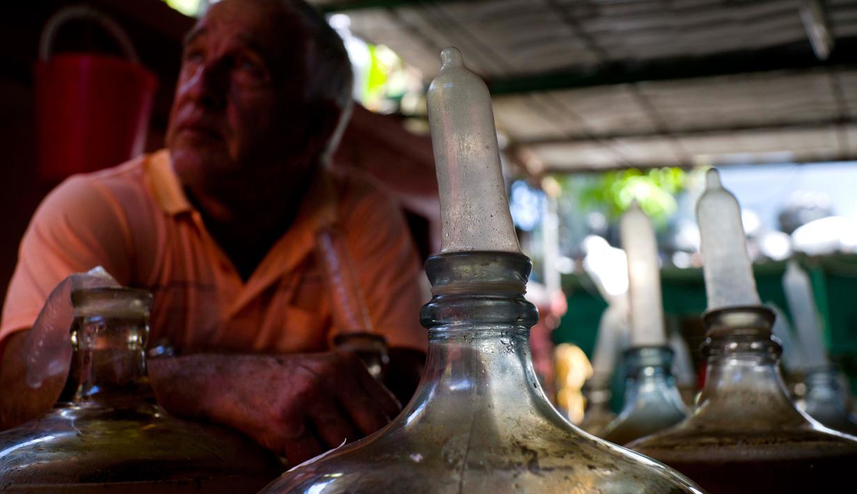 Kendi-kendi berisi racikan wine buatan Orestes Estevez Havana, Kuba, Kamis (30/3). Anggur buatan Orestes telah menjadi minuman tradisional warga El Cerro. (AP Photo)