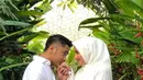 Kompak gunakan busana berwarna putih, Hengky Kurniawan juga terlihat mengunggah foto mesra bersama sang istri. Tak jarang pula dirinya turut mengungkapkan kalimat sayang dan cinta melalui media sosial. (Liputan6.com/IG/@hengkykurniawan)