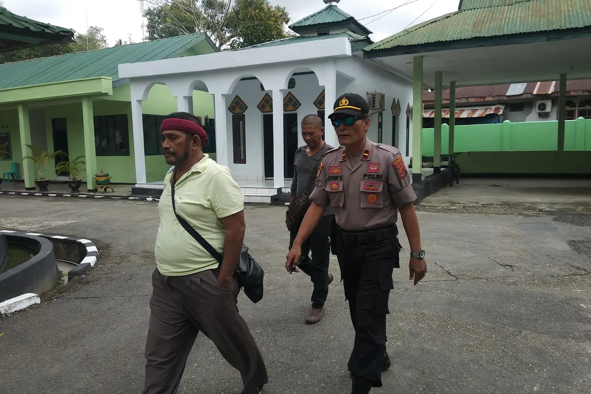 Dua orang debt collector di Kendari, saat diamankan di markas TNI Kodim 1417 Kendari.(Liputan6.com/Ahmad Akbar Fua)