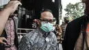 Direktur Utama PT Waskita Beton Precast Jarot Subana (batik biru) setibanya di Gedung KPK, Jakarta, Kamis (23/7/2020). Penyidik KPK menjemput paksa Jarot Subana lantaran dinilai tidak kooperatif selama proses penyidikan kasus korupsi proyek infrastruktur. (merdeka.com/Iqbal Nugroho)
