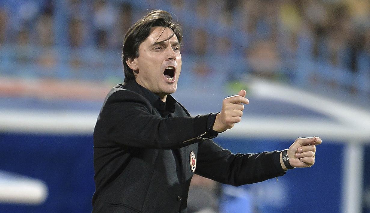 Pelatih AC Milan, Vicenzo Montella, memberikan instruksi kepada anak asuhnya saat melawan Craiova  pada laga kualifikasi Liga Europa di Stadion Municipal, Rumania, Kamis (27/7/2017). Craiova kalah 0-1 dari AC Milan. (AP/Alexandru Dobre)