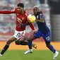 Striker Manchester United, Marcus Rashford, berebut bola dengan pemain Southampton, Moussa Djenepo, pada laga Liga Inggris di Stadion Old Trafford, Selasa (2/2/2021). Setan Merah menang dengan skor 9-0. (Phil Noble/Pool via AP)