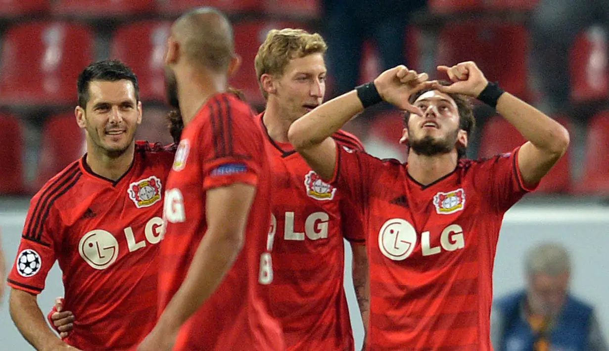 Bersama AC Milan, Hakan Calhanoglu, bakal menerima gaji sebesar 2,5 juta euro (Rp 38,1 miliar) per musim. (EPA/Federico Gambarini)