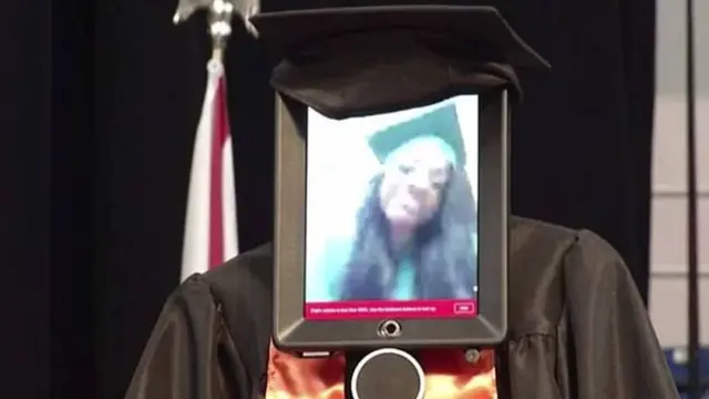 [Bintang] Tidak Bisa Datang ke Wisuda Sekolah, Perempuan Ini Hadirkan Robot Sebagai Penggantinya